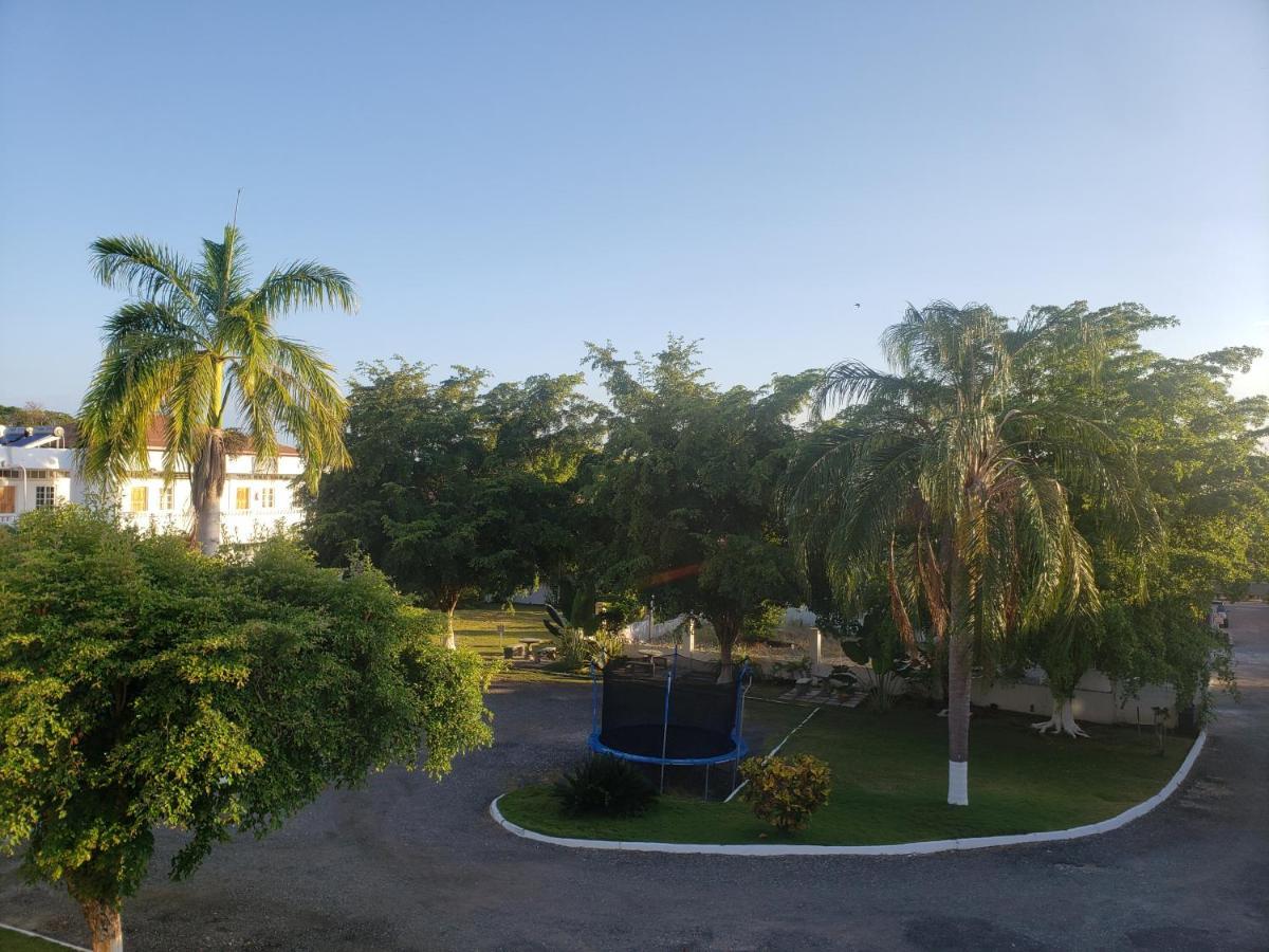Sea Shell Palms, Ocho Rios Bed & Breakfast Exterior photo